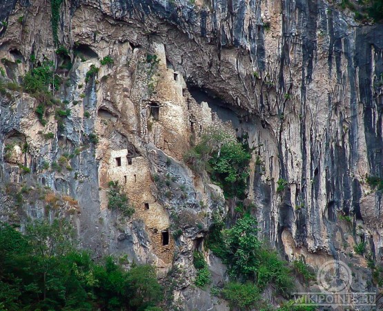 Отхарский скальный монастырь на wikipoints.ru