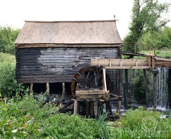 Деревянная работающая водяная мельница на wikipoints.ru