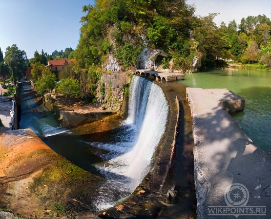 Искусственный водопад и озеро Псырцха на wikipoints.ru